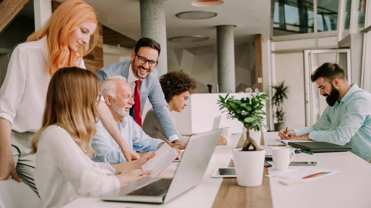 Wissenstransfer beginnt am Arbeitsplatz: Wie Raum, Organisation & Menschen zusammenwirken