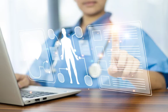 Ärztin erhält Informationen über digitale Patientenakte.