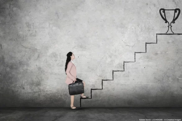 Frau steigt symbolisch Treppe nach oben mit Aktentasche, verfolgt Ziel eines Pokals und zeigt starke intrinsische Motivation für persönlichen Erfolg.